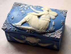 Gyönyörű domború fedelű Wedgwood porcelán ékszeres doboz