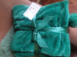 1 db teljesen új , smaragdzöld takaró , rövid szőrű műszőrméből , azonos színű , bársonyos béléssel.
