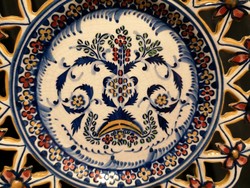 Gyönyörű, kézzel festett portugál, coimbrai fajansz tányér