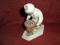 Zsolnay porcelán rőzse gyűjtő fiú figura