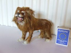 Valódi szőrből, szőrméből készült, nagyon szépen kidolgozott kisméretű játék oroszlán figura