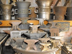 Antik 30 db öntöttvas kovács mester üllő gyűjtemény  kovácsoltvas céh reklám cégér