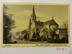 Régi képeslap: Munkács, Róm. kath. templom a Horthy Miklós-úttal, 1943
