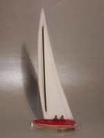 Retro " Balatoni emlék " plexi vitorlás hajó - két alakkal - Iparművészeti Vállalat zsűri címkével 