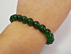 Zöld roppantott üveg gyöngyökből készült gumírozott karkötő