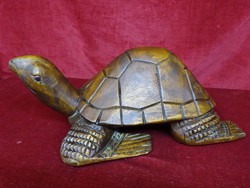 Fa teknősbéka, egy rönkből készült, teknős súlya 2,6 kg, hossza 42 cm, magassága 17 cm.