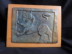 Falidísz - réz oroszlán relief fa lapon