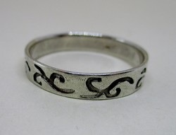 Gyönyörű ezüst karika gyűrű különleges mintával 67-es
