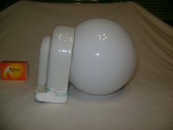Régi tejüveg gömb fali lámpa porcelán talpon és foglalattal