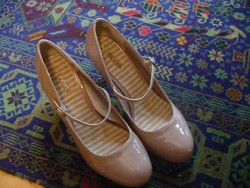 Beige lacquer women's nail shoes