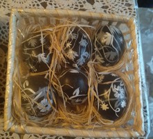 6 db fekete-feher tojás háncs kosárban, húsvéti dekoráció