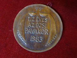 Ceramic plaque, ten years old with the inscription Peacock Circle in Écs., 1983. Diameter 10 cm. He has!