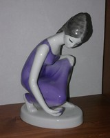 Hollóházi vízmerítő figura lila ruhás