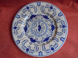 Ritka mintájú Zsolnay porcelán,családi címeres jelzésű, tányér.