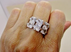 Gyönyörű princess csiszolású kövekkel ezüst gyűrű 61-es méret