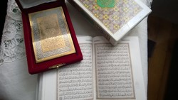 Korán imakönyv+emléklap  ajándéknak is kiváló, aranyozott, bársony dobozában