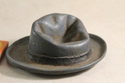 Antik jelzett öntöttvas kalapszobor 880