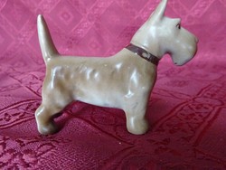 German porcelain fox dog, size 6 x 8 cm. He has!