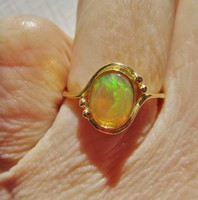 Szépséges régi 18kt arany gyűrű valódi  opállal csodás színjátékkal