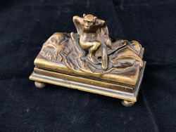 Egyedi bronz figura, rejtett erotikus jelenettel