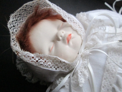 Amelia's Friends Rose viktoriánus stílusú porcelán baba Íroszágban készült