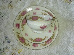 Elegáns teás, reggeliző szett...vaj színű alapon arany és pink díszítés.