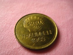 Traum elf 1969, one of the German dream eleven Wily Schulz 26 mm has a shell token on it