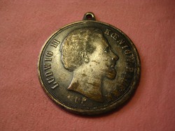 II. Lajos bajor  király    ezüstözött  medál  , kissé karcos állapotban   4 cm átmérójű
