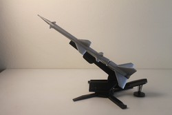 Retro légvédelmi rakéta asztaldísz, szobor