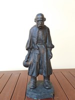 Beszédes János László: Korsós férfi bronz szobor