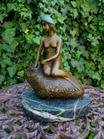 Sziklán ülő női akt - kisplasztika bronz szobor