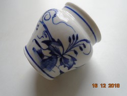 Cup of sauce with cobalt blue onion pattern painted by Meissen
