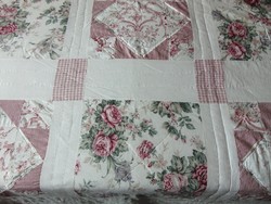 Szépséges rózsás patchwork ágytakaró