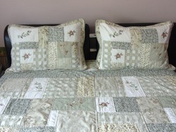 Patchwork ágytakaró 2 db párnával pasztell zöldes árnyalatban 