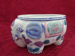 Oriental porcelain, elephant centerpiece. Length 18 cm. He has!