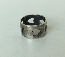 Széles ezüst gyűrű szivecskés 925
