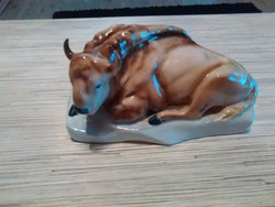 Zsolnay porcelán fekvő bölény figura.