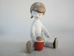 Hollóházi porcelán homokozó kislány