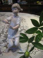 Lladro  / spanyol  / : körmét festő kislány 20 cm