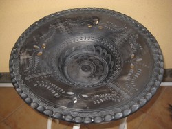 Mohácsi fekete  áttört , 48 cm nagyméretű ,  kerámia ,  szignált  fali tányér