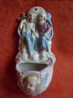 Porcelán szenteltvíztartó Jézus és Szent Péter figurás