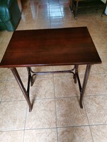 Frissen felújított Thonet asztal 38 x 55 cm, 70 cm magas 