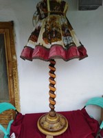 Hatalmas csavart fa testű állólámpa vadászjelenetes burával 160 cm 