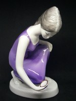 HOLLÓHÁZI lila ruhás vízmerítő nő porcelán hibátlan, jelzett