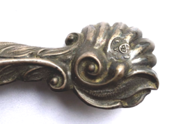 Ezüst cukorfogó antik ezüstjellel  ' A'. Magassága ca. 2,5  cm és hossza ca. 1