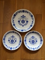 Alföldi porcelán falitányér kék virágos magyar népi mintával - 3 db jelzettek