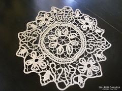 POINT LACE Erdélyi zsinorcsipke terítő rozettával, virágmintával 28 x 28 cm (9)