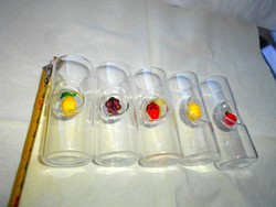 Különleges 5 db   röviditalos pohár-közepén plasztikus  gyümölcsökkel 