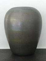 Irizáló kerámia váza aranyos-kékes csíkokkal, 12,5 cm magas