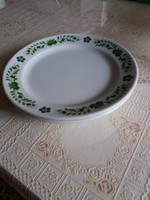 Szép, zöld népi motívumos tányérok, Alföld porcelán.